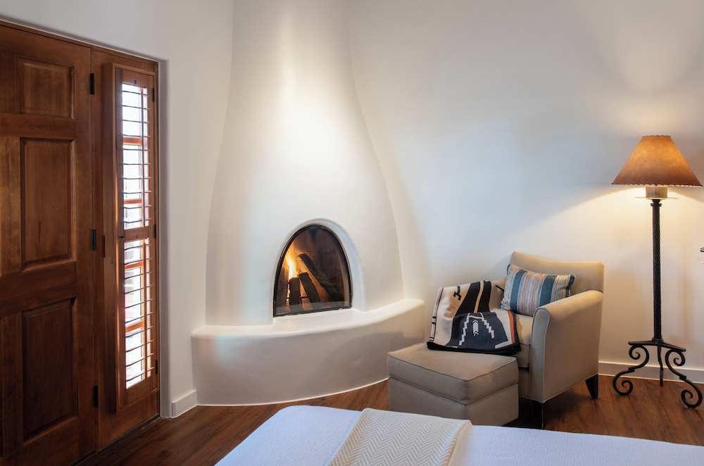 Deluxe Room, 2 Queen Beds, Fireplace photo 3