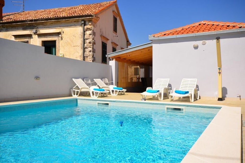 House (Three Bedroom Home with Terrace and P)
