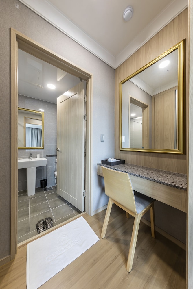 Suite B - Photo 8