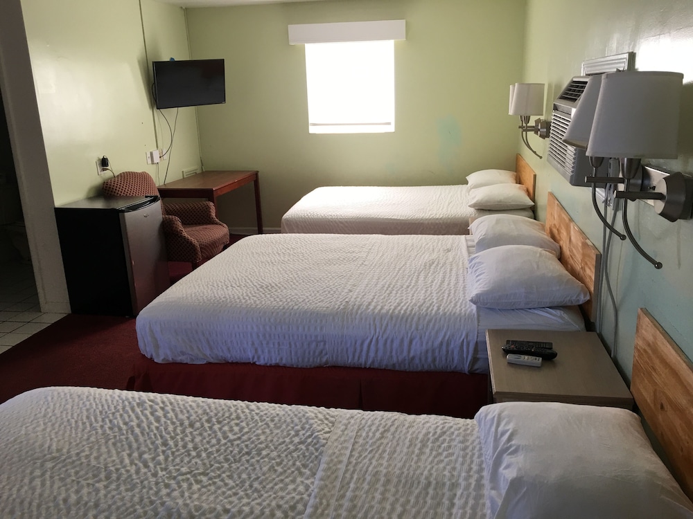 Comfort Room, 3 Queen Beds photo 3