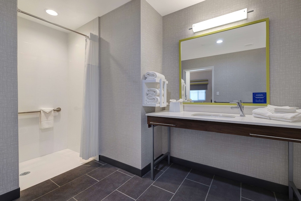 Basic Studio, 1 King Bed (Roll-In Shower) - Photo 7