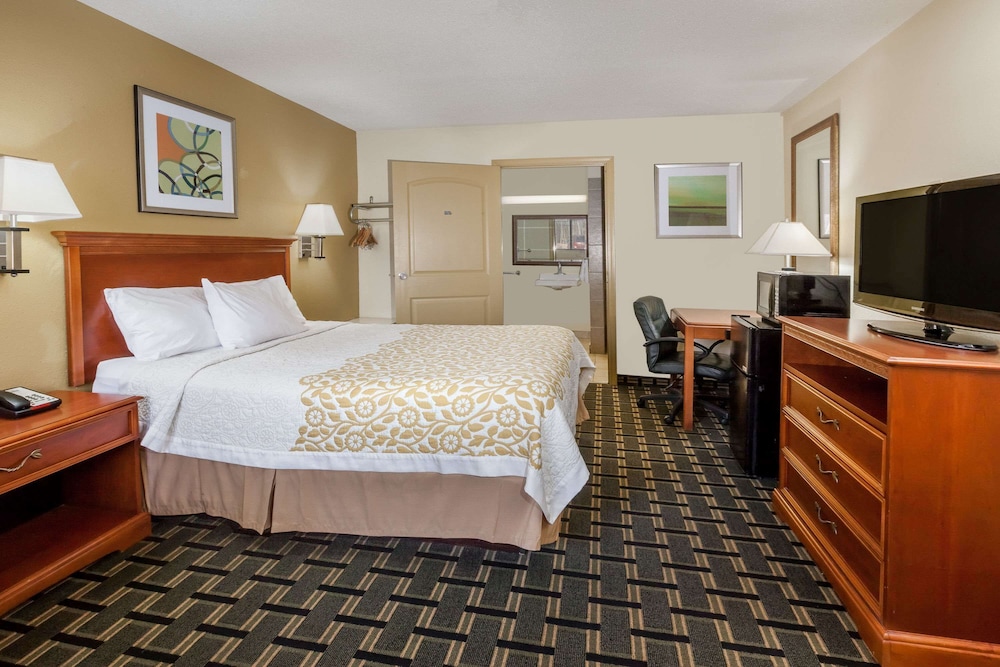 Room, 1 Queen Bed, Accessible, Non Smoking (Mobility) - Photo 2