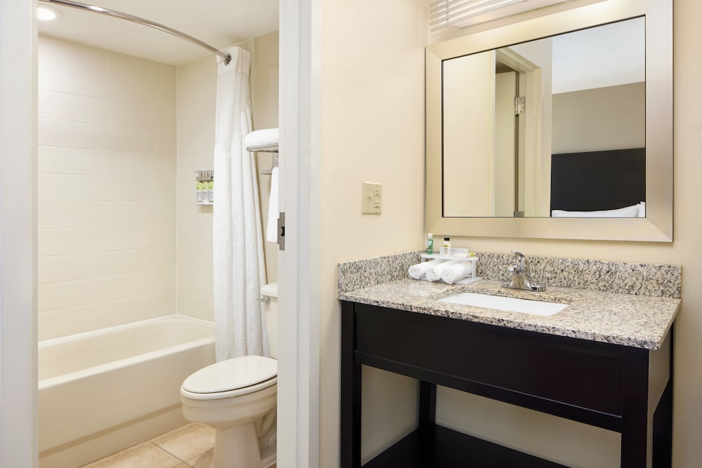 Standard Room, Multiple Beds - Photo 9