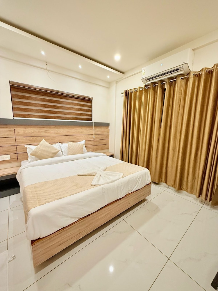 Family Double Room, Balcony, City View