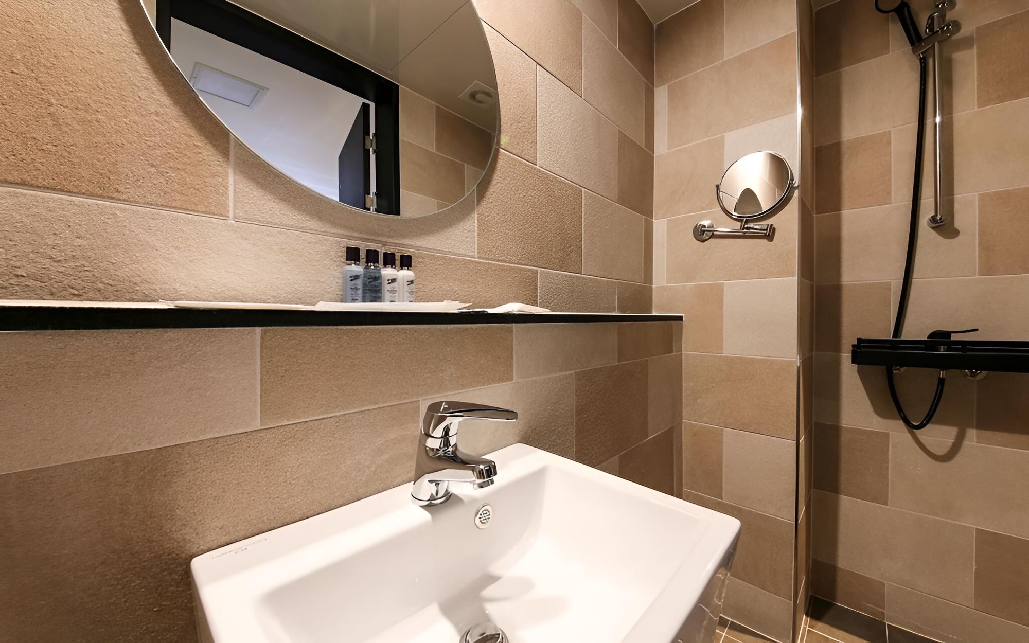 Room (Family Room A (bidet/hotel bedding/hi) - Photo 9