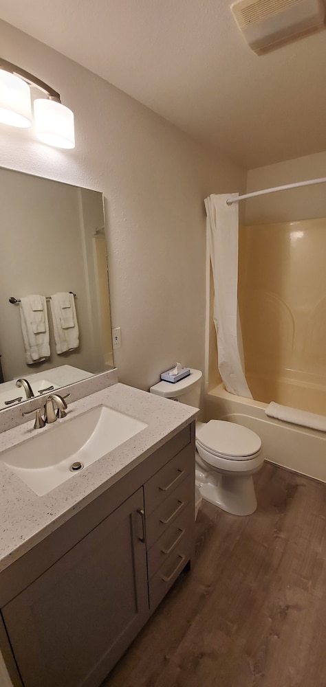 Deluxe Suite 30, 2nd Floor, No Pets photo 2