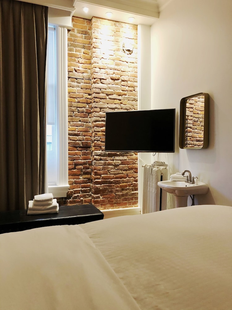 Standard Room, 1 Double Bed Separate Shared Bathroom thumbnail 6