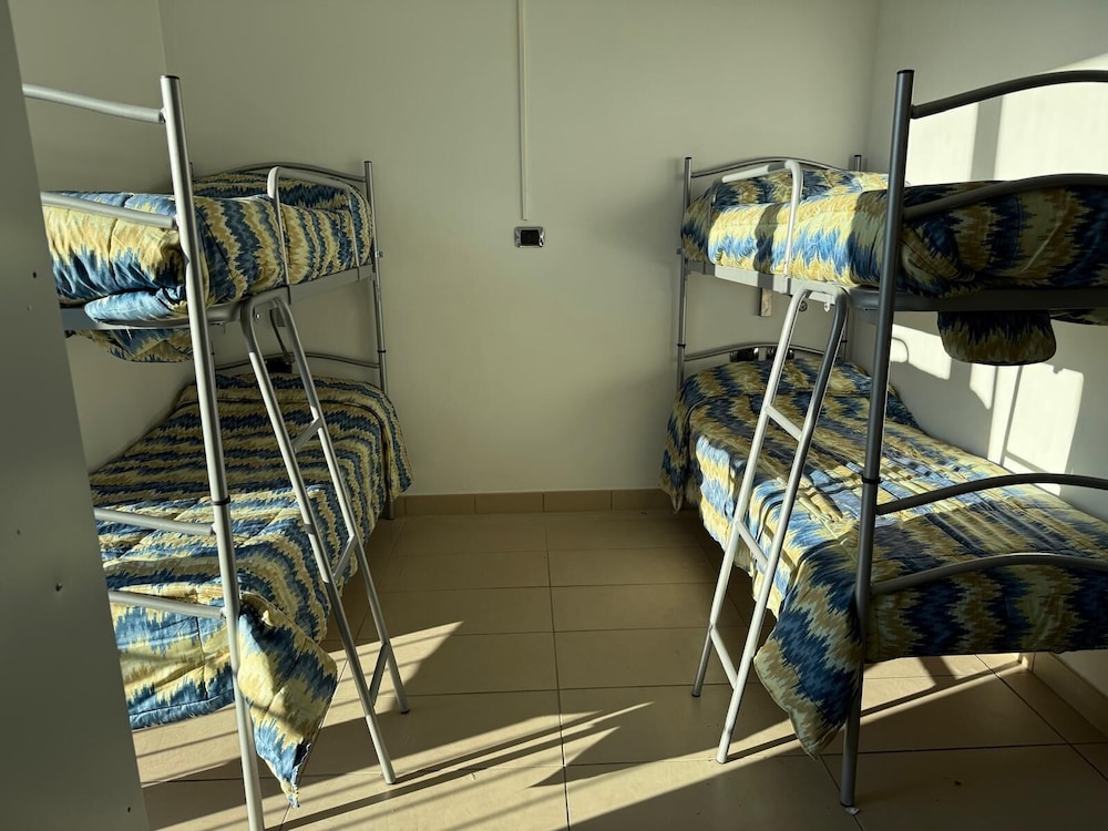 1 bed in mix dorm room ensuite 4 beds