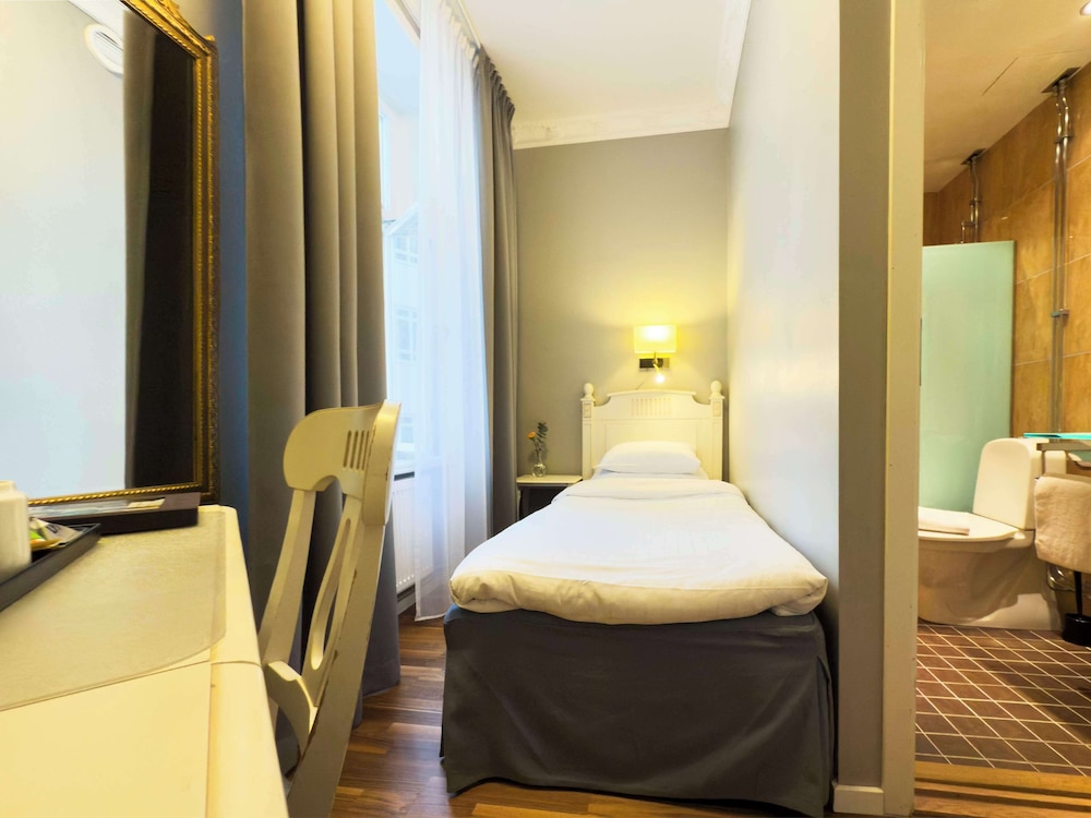 Standard Room, 2 Twin Beds, Non Smoking, No Windows thumbnail 6