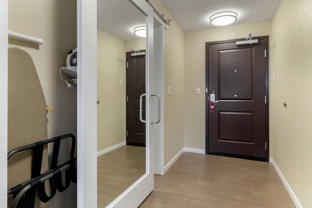 Room, 1 Queen Bed, Accessible, Bathtub (Mobility & Hearing) - Photo 1