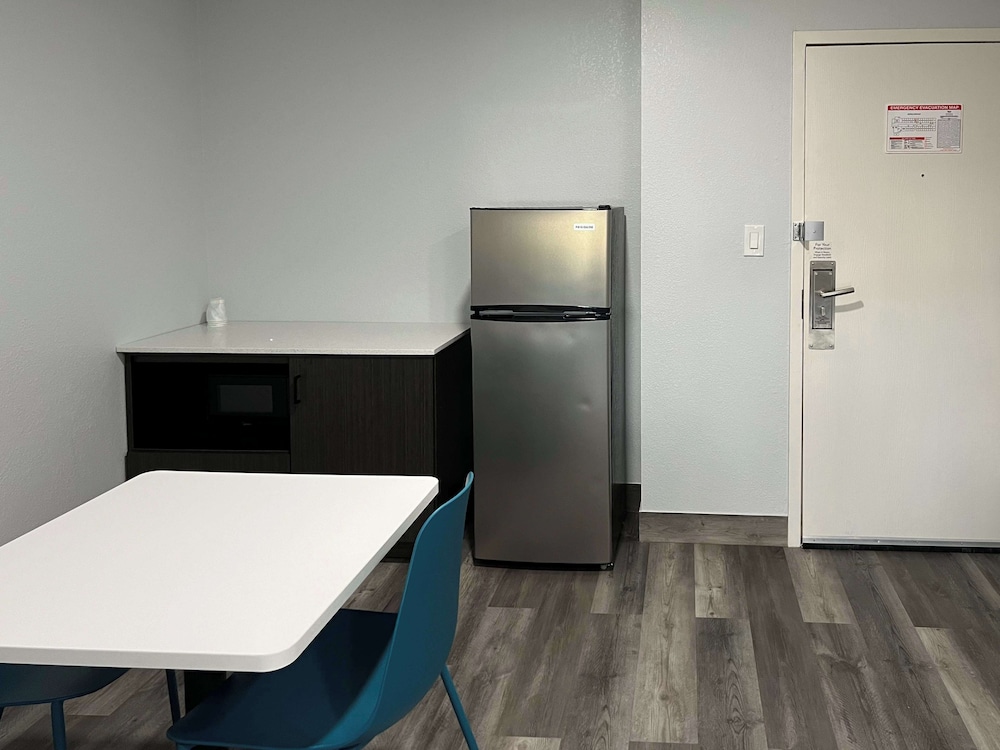 Deluxe Room, 2 Queen Beds, Non Smoking, Refrigerator & Microwave - Photo 9