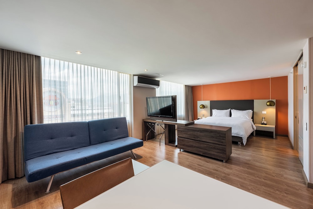 Suite, 1 Queen Bed - Photo 12