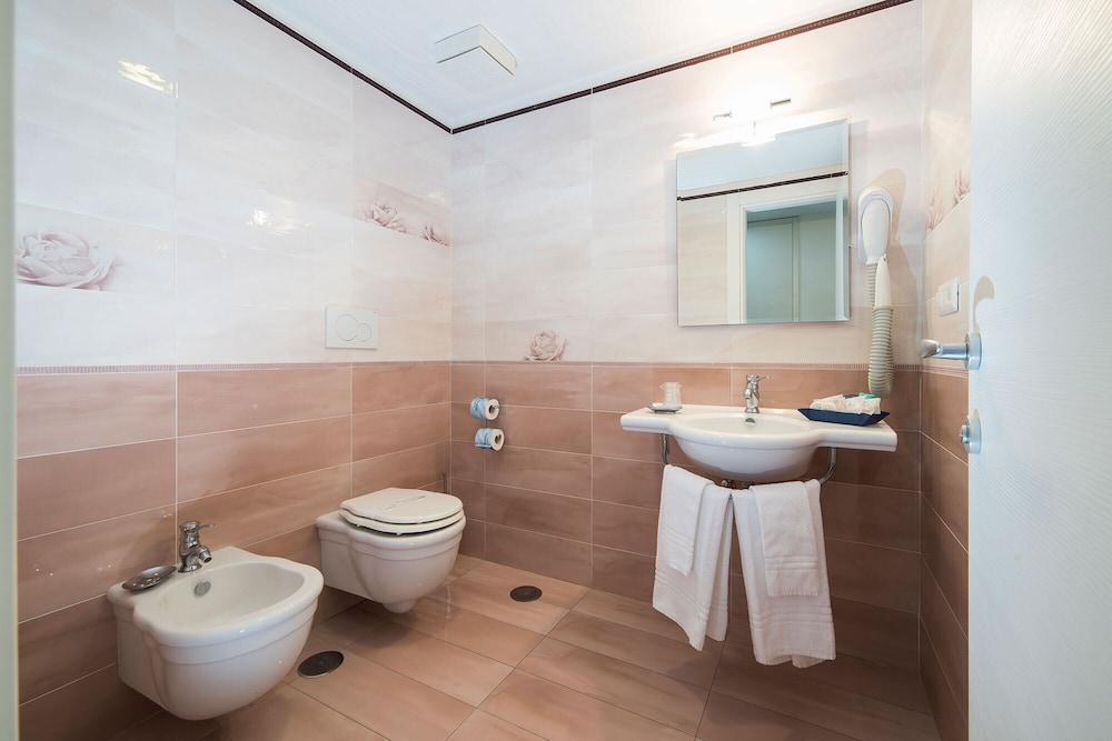 Deluxe Room, Sea View - Photo 5