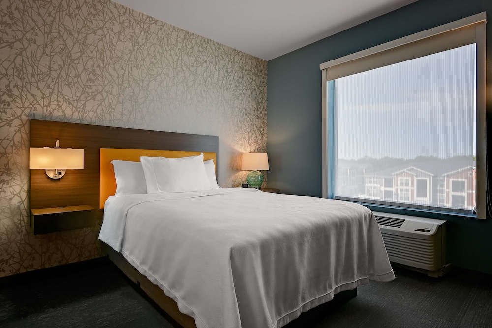 Suite, 1 Queen Bed, Accessible, Bathtub - Photo 1