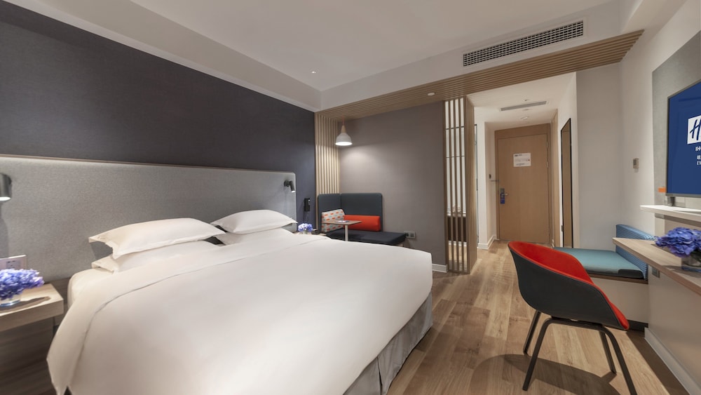 Standard Room, 1 King Bed, Balcony - Photo 3