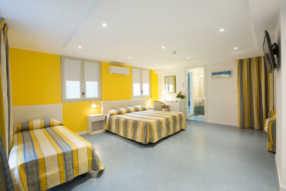 Standard Quadruple Room, Balcony, Sea View photo 1