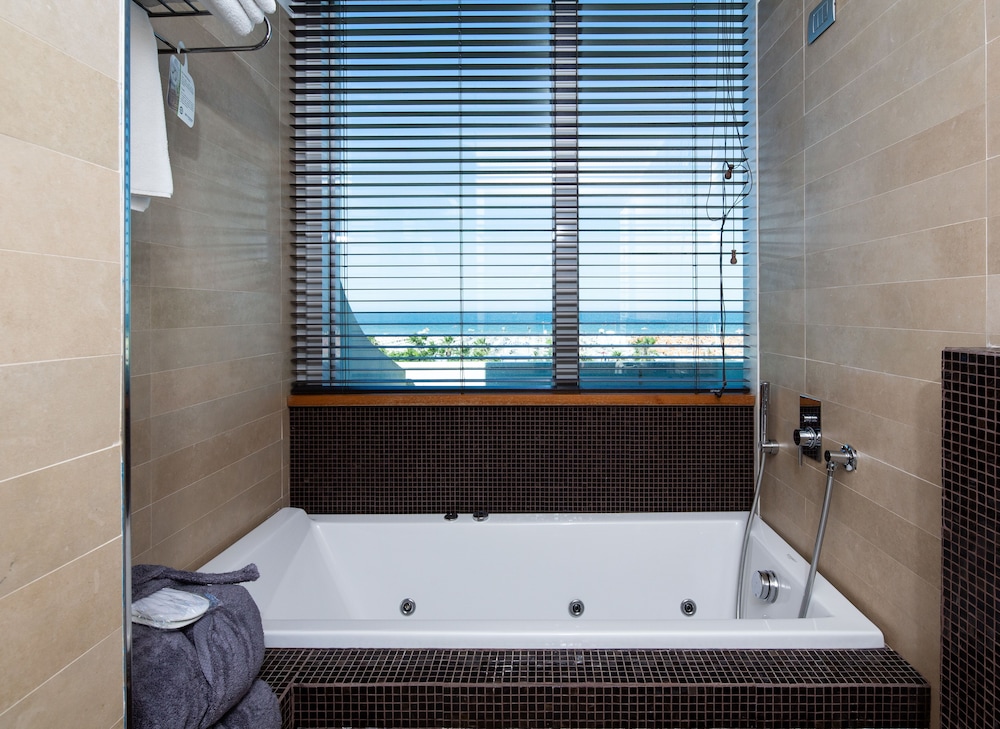 Junior Suite, 1 King Bed, Jetted Tub, Sea View - Photo 3