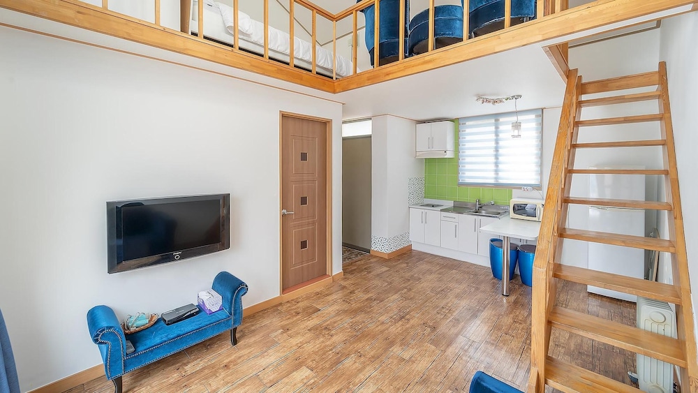 Basic Room, 1 Bedroom (Blue (No Pet/ River View)) - Photo 4