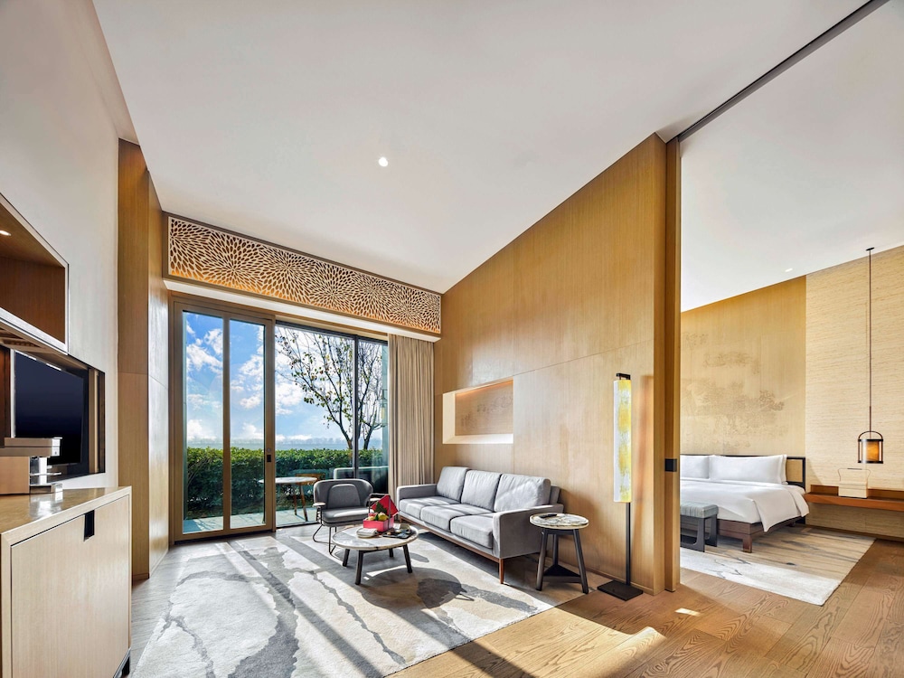 Superior Suite, 1 King Bed, Business Lounge Access, Garden View photo 3