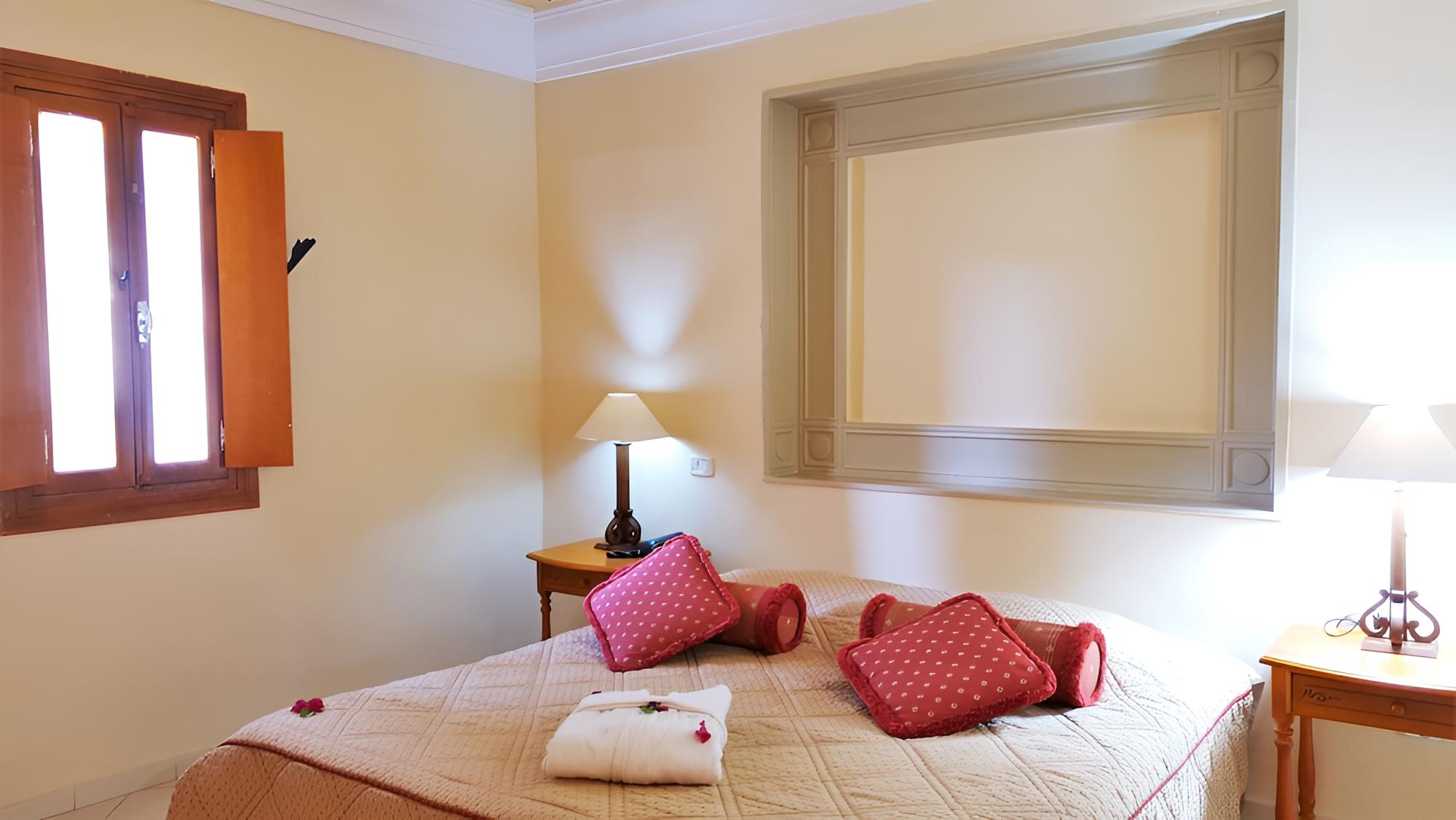 Standard Double or Twin Room, Ensuite photo 2