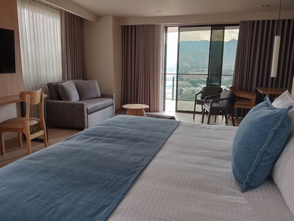 Luxury Studio Suite, 1 King Bed, Bathtub, Tower, photo 6