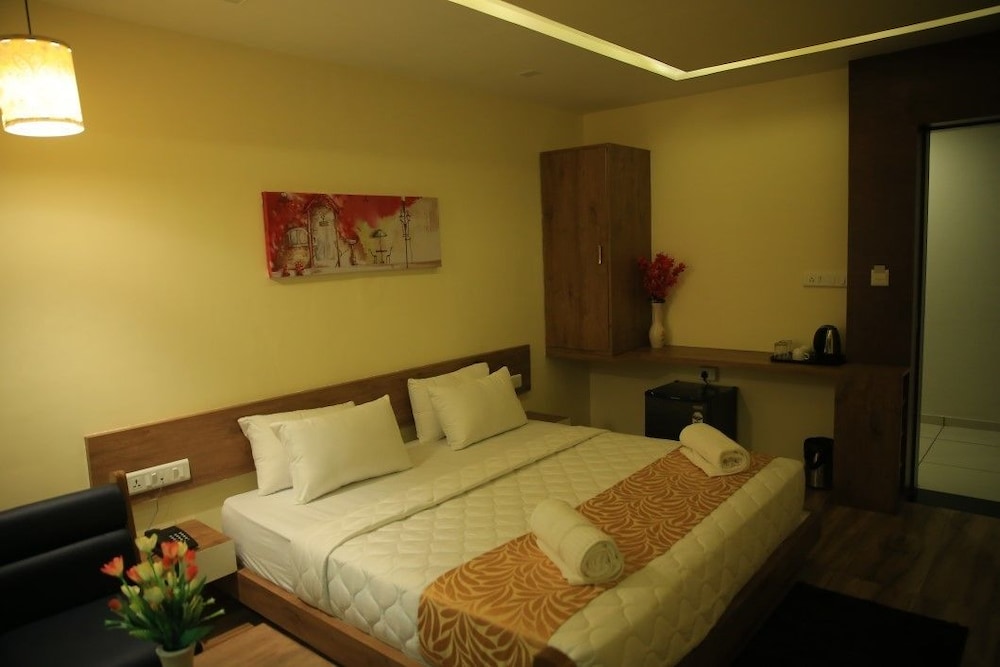 Deluxe Room, 1 Queen Bed photo 3