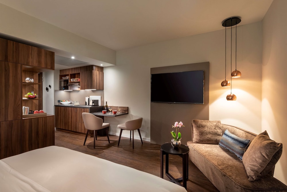 Premium Studio Suite, 1 King Bed with Sofa bed thumbnail 5