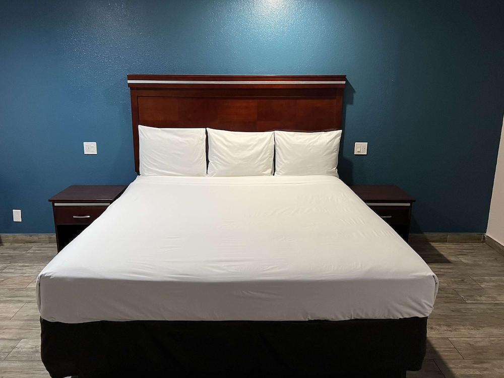 Deluxe Room, 1 King Bed, Accessible, Non Smoking photo 2