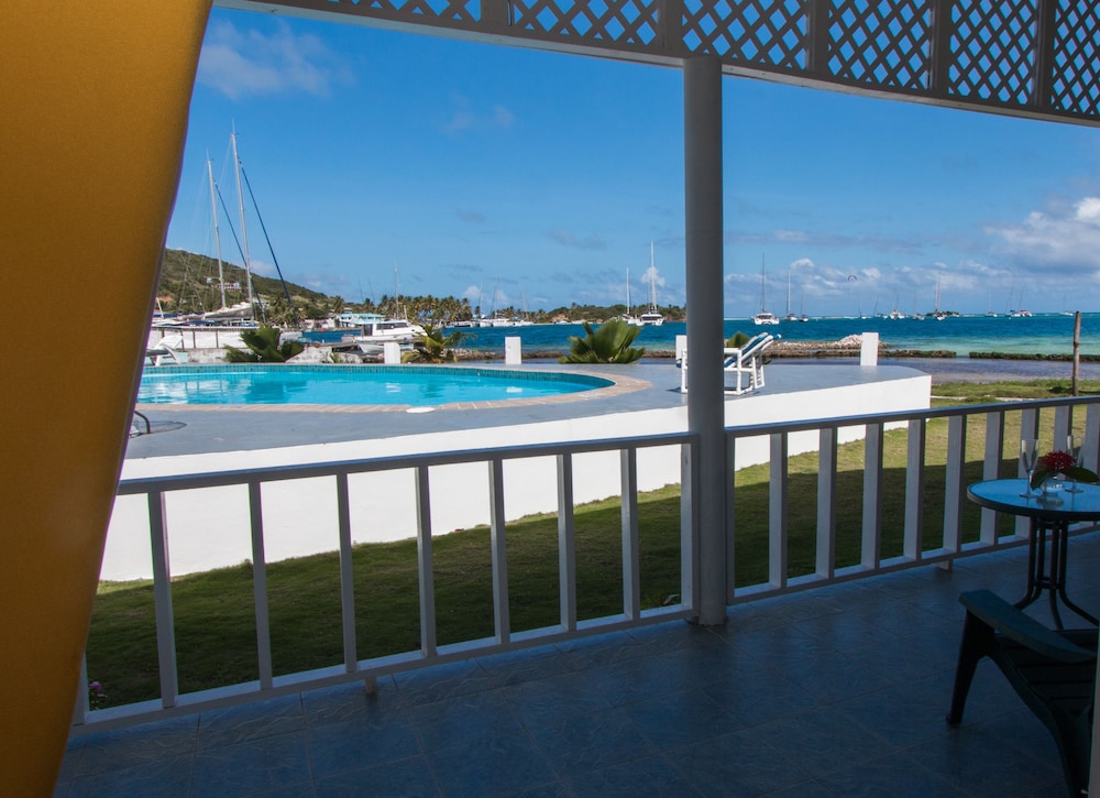 Bungalow, Multiple Beds, Pool View photo 2