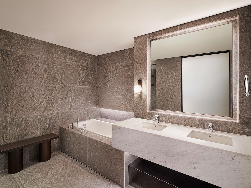 Premier Suite, 1 King Bed, River View - Photo 3