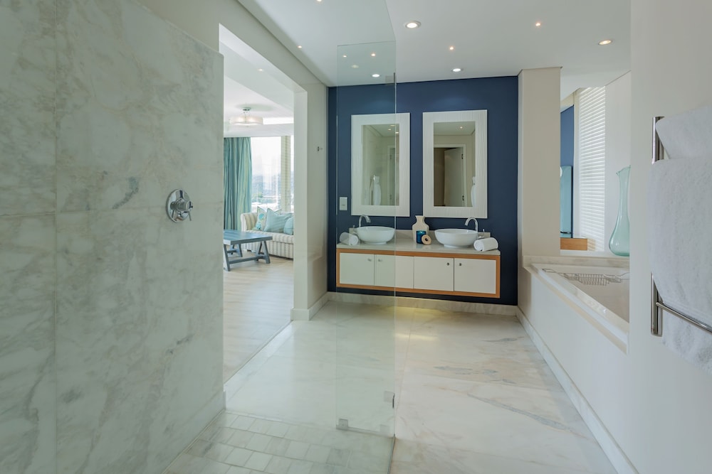 Partial Sea Facing Suite - Photo 3