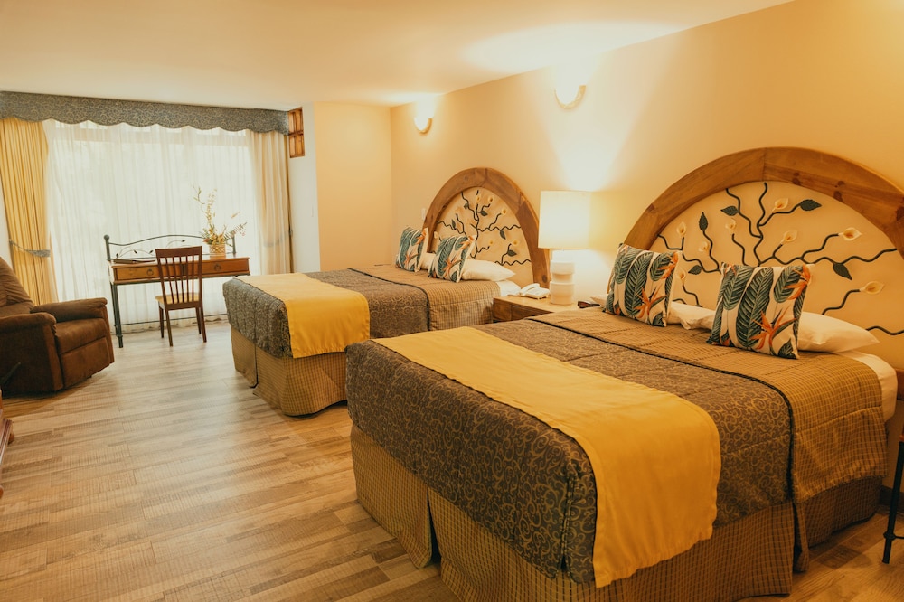 Junior Suite, 2 Queen Beds - Photo 1