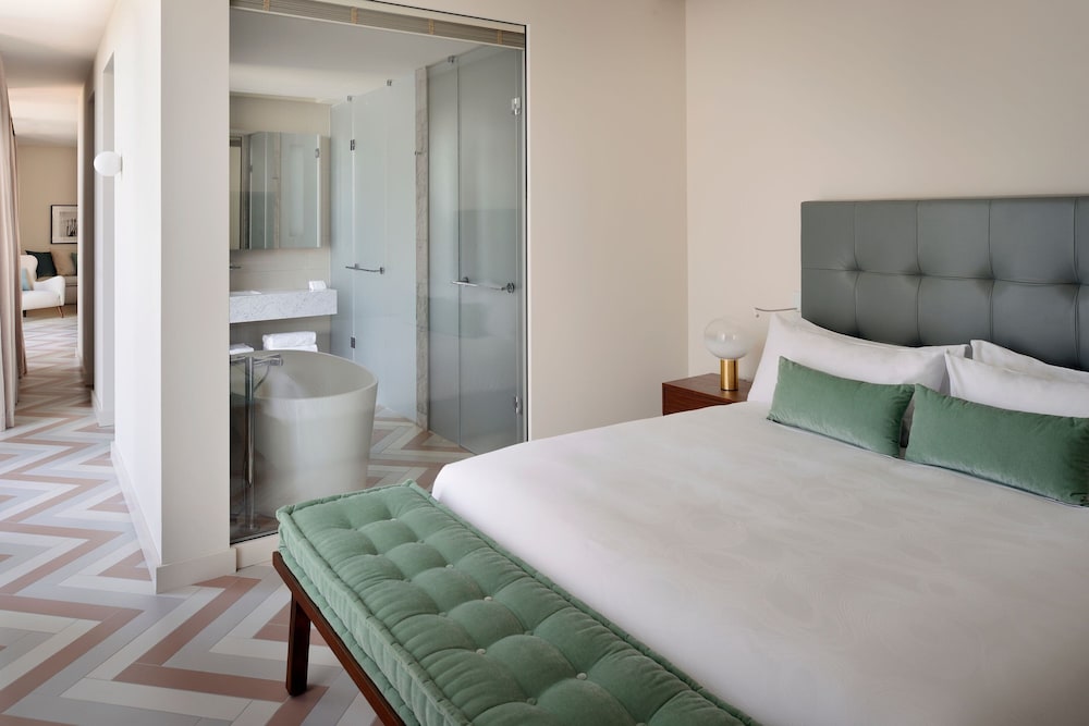 Deluxe Room, 1 King Bed - Photo 10