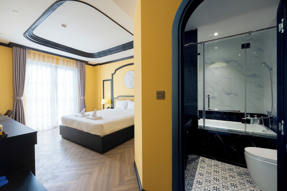 Classic Double Room, 1 King Bed, Balcony, City View