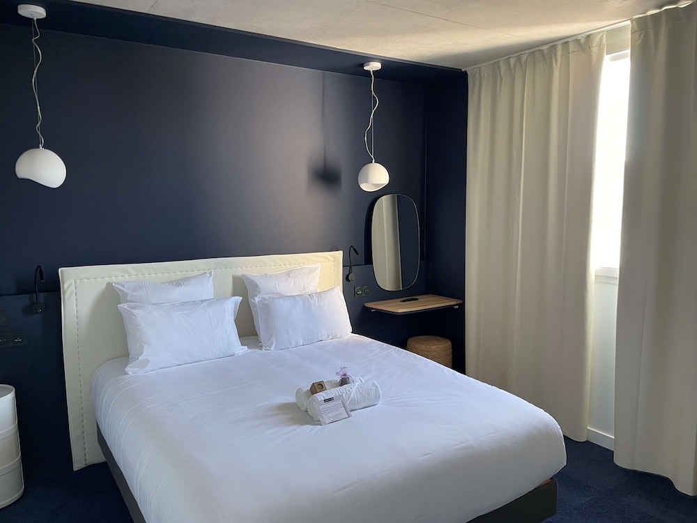 Junior Suite, 1 Queen Bed with Sofa bed - Photo 7