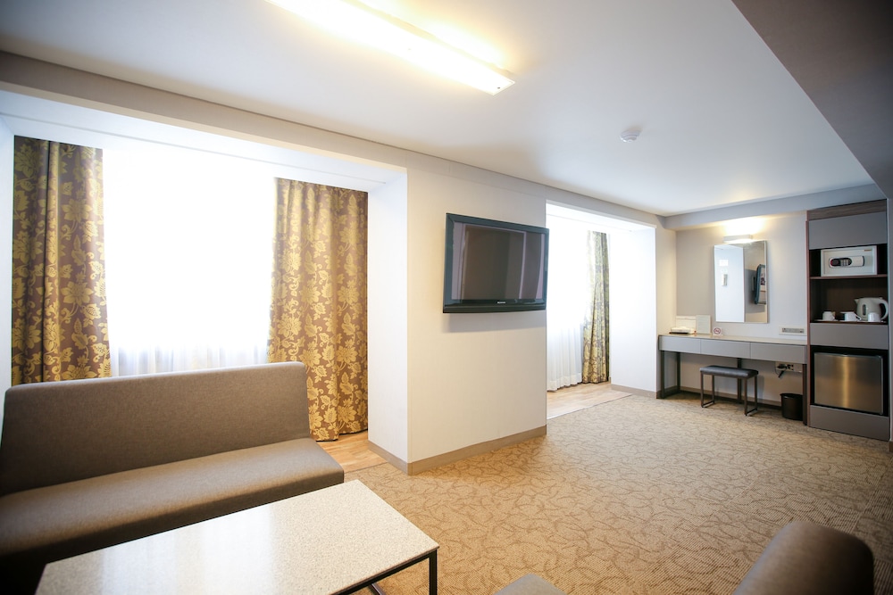 Family Suite (No Parking, additional fee occurs if number of people booked & staying are different) - Photo 10