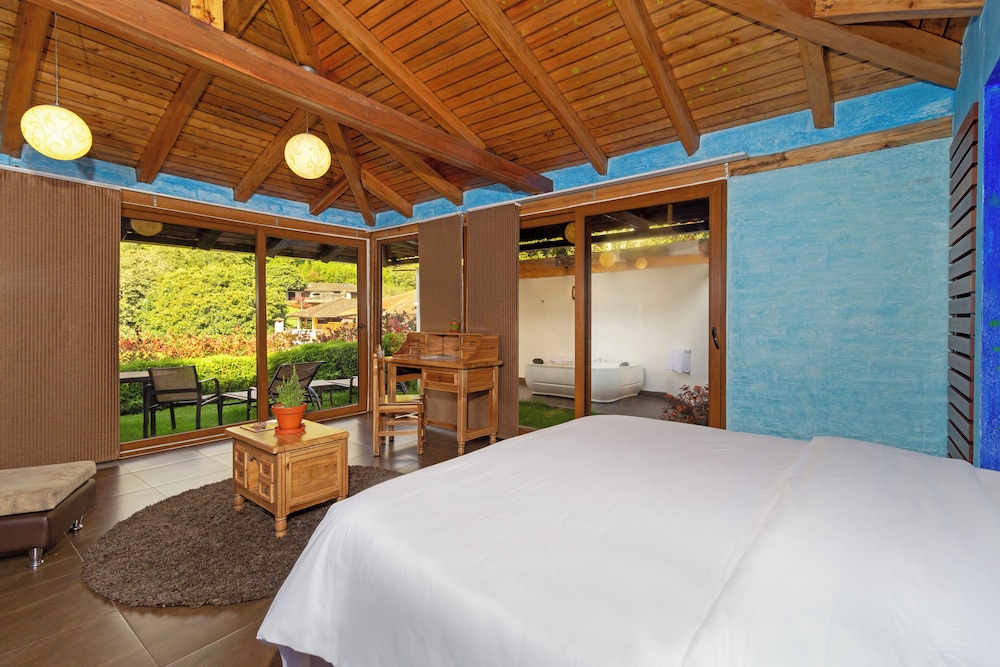 Superior Studio Suite, Hot Tub, Mountain View
