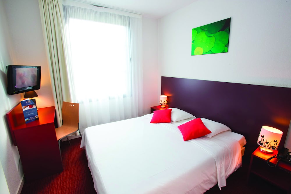 Standard Room, 1 Queen Bed - Photo 7