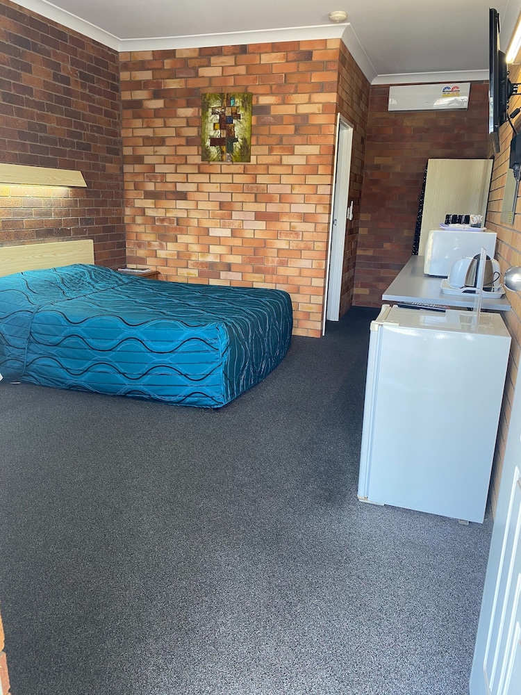 Standard Suite, 1 Bedroom, Non Smoking (Budget Queen Room) photo 1
