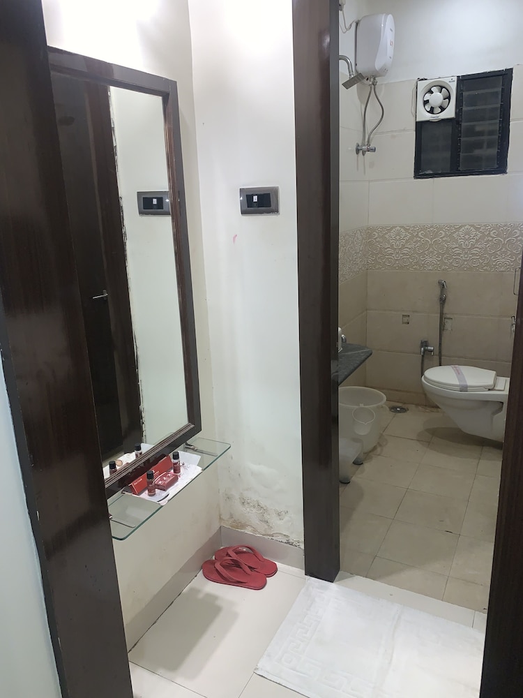 Deluxe Ac Rooms photo 3