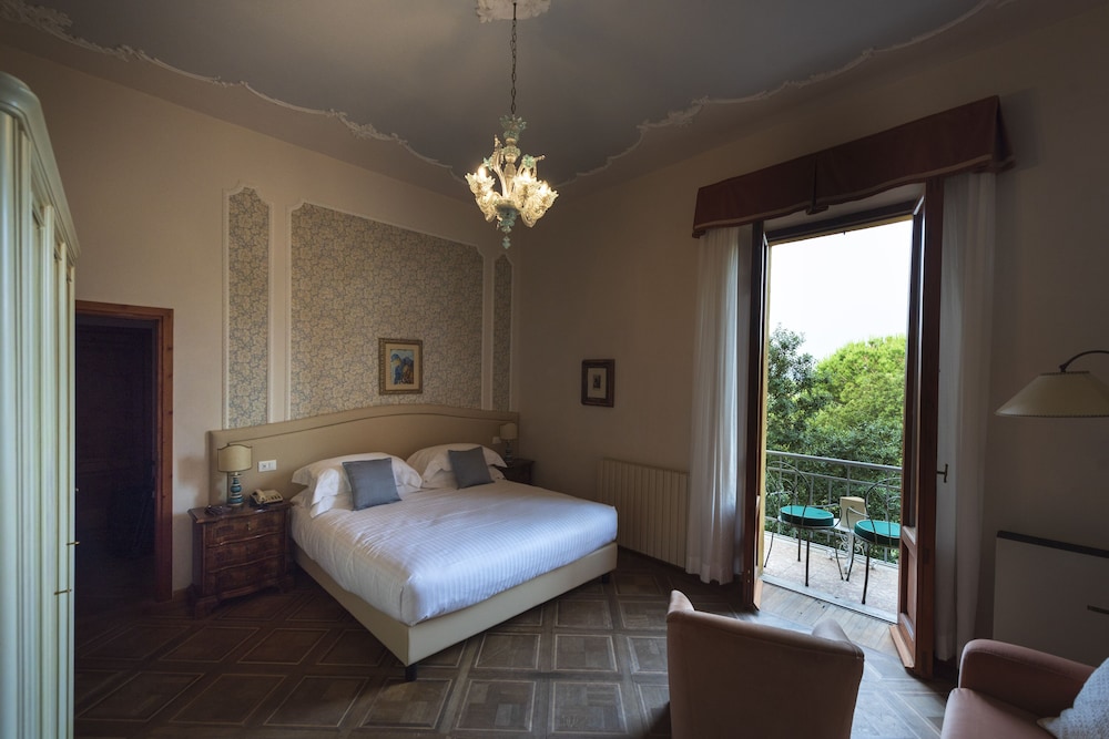 Deluxe Double Room (Sofa bed) - Photo 14