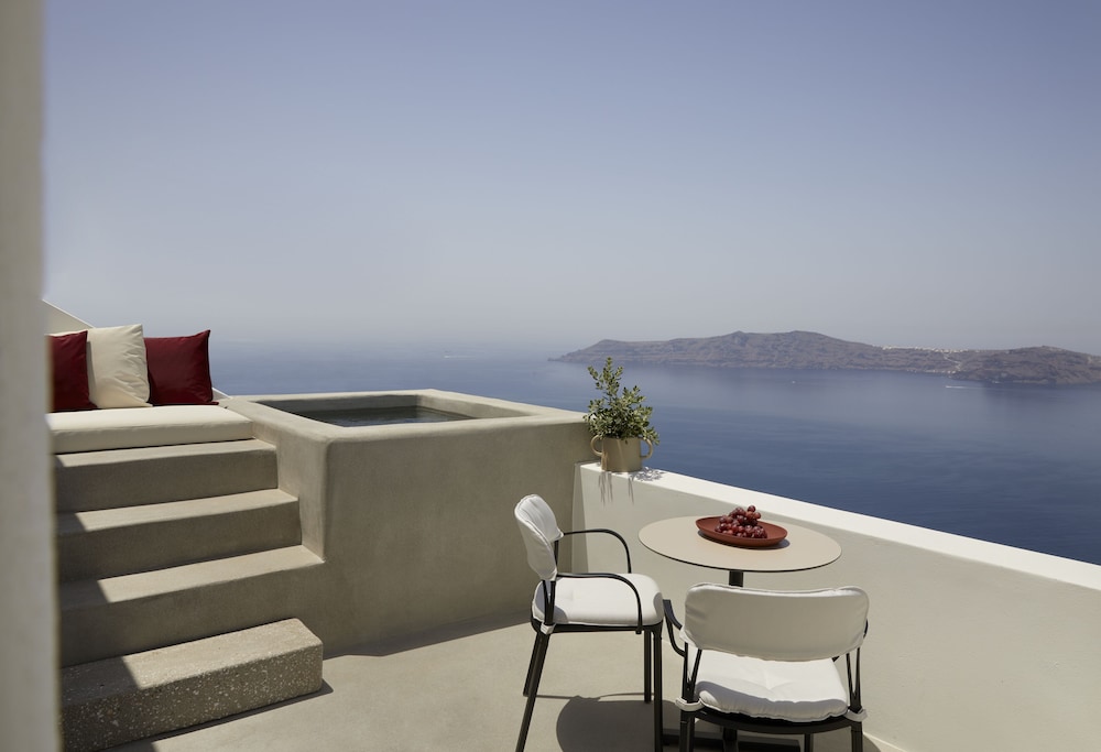 Grace Suite with Plunge Pool and Caldera View - Photo 8