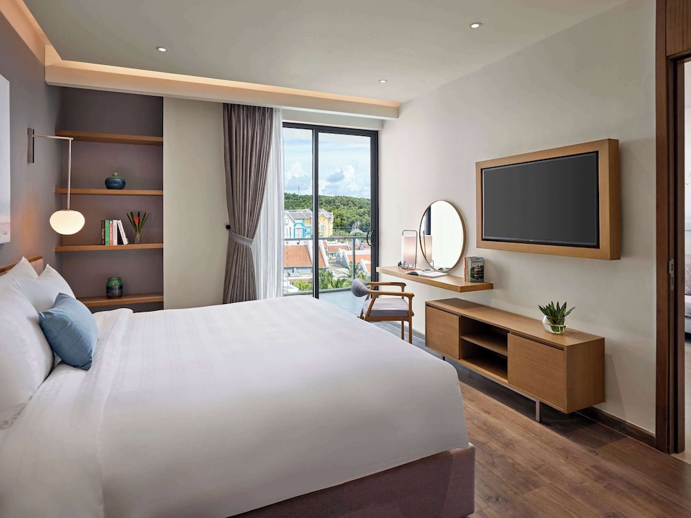Superior Suite, Balcony (1 King Bed) - Photo 6