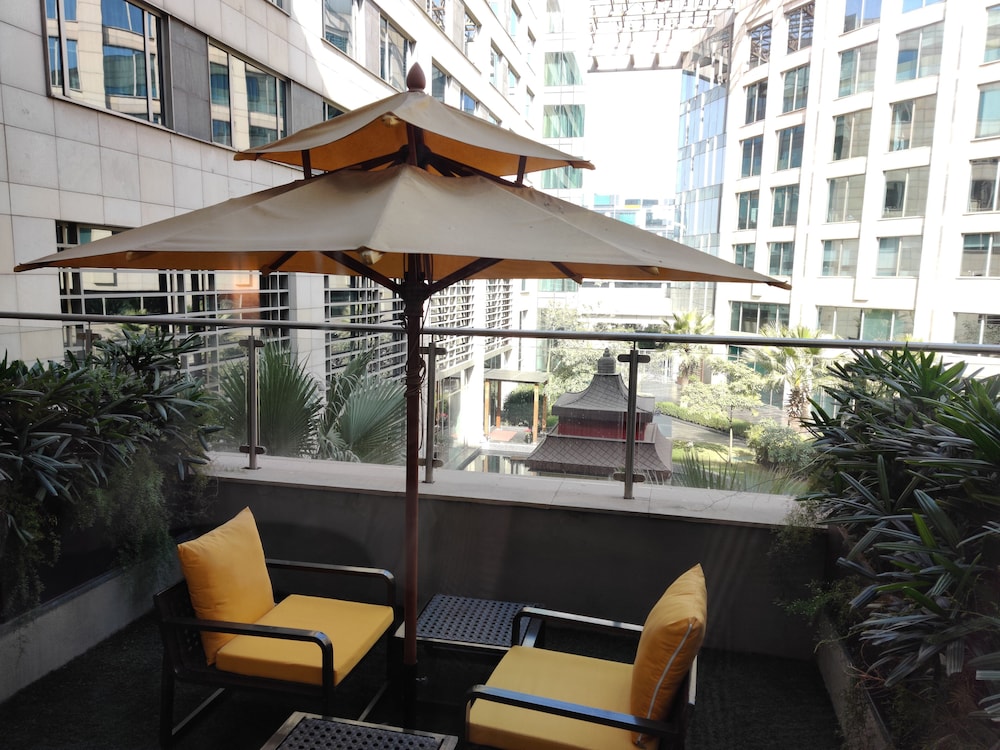 Club Room, 1 King Bed (Terrace) thumbnail 6