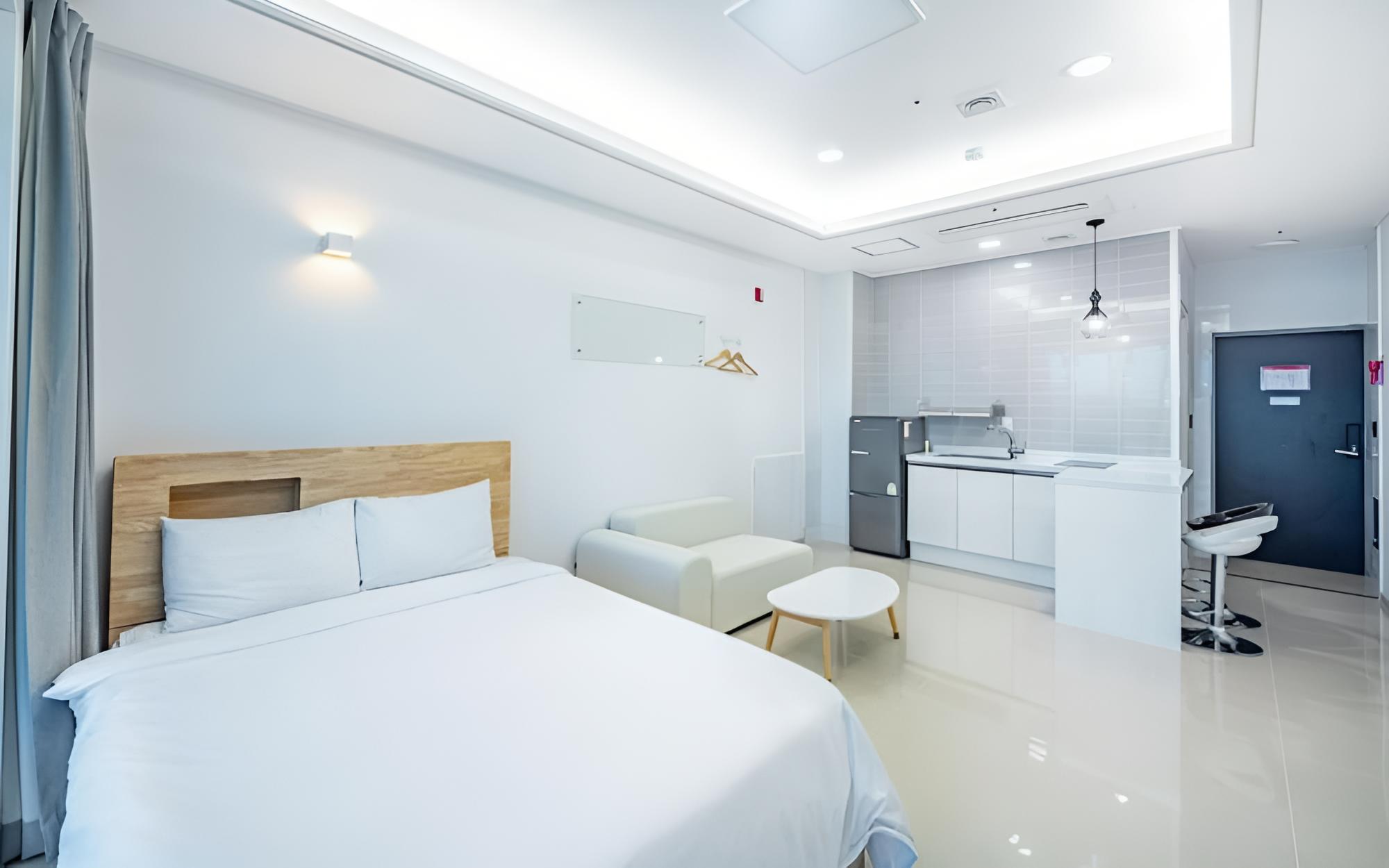 Room (Room 103 (Deluxe)) - Photo 6