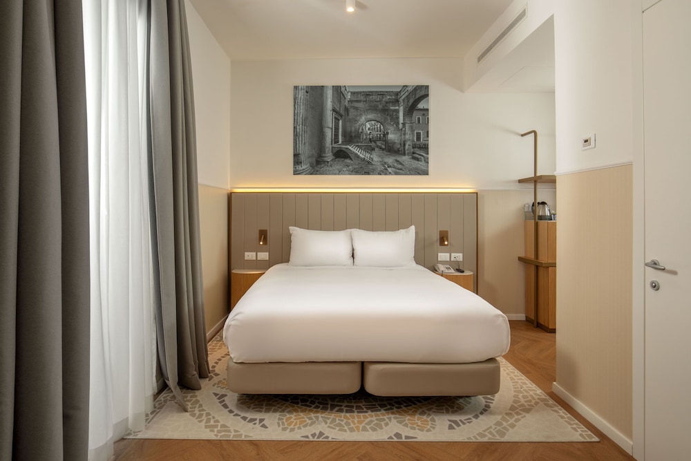 Room, 1 King Bed thumbnail 6