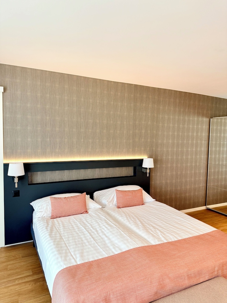 Junior Suite, 1 King Bed, Accessible, Balcony