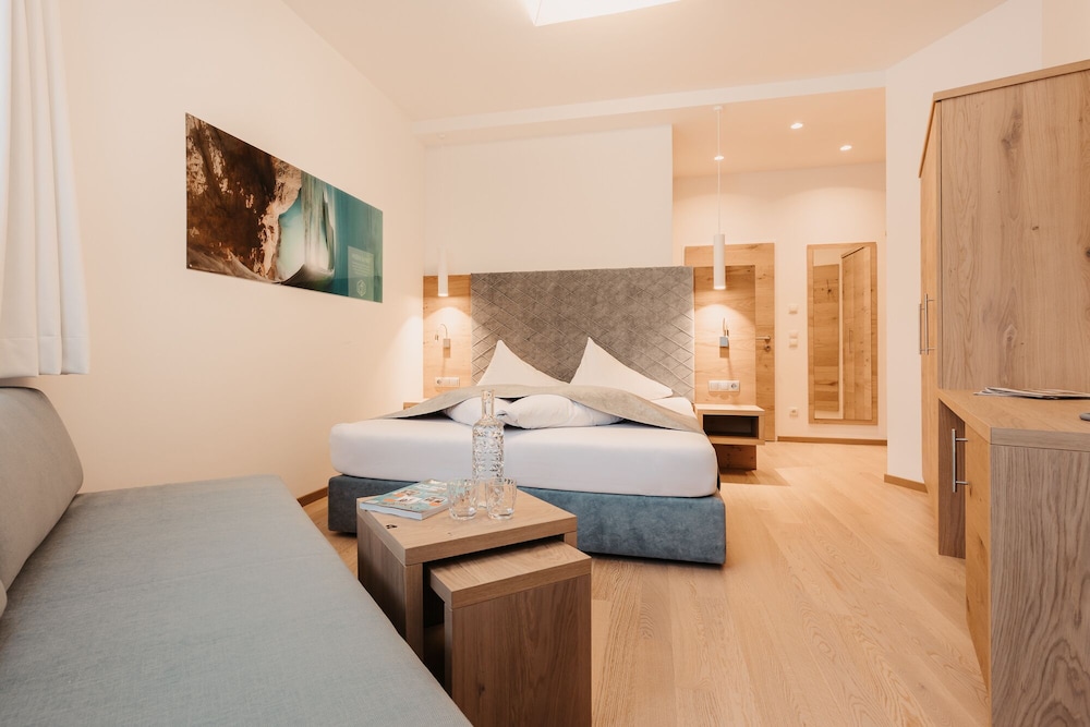 Triple room with extra bed, Several beds, Balcony
