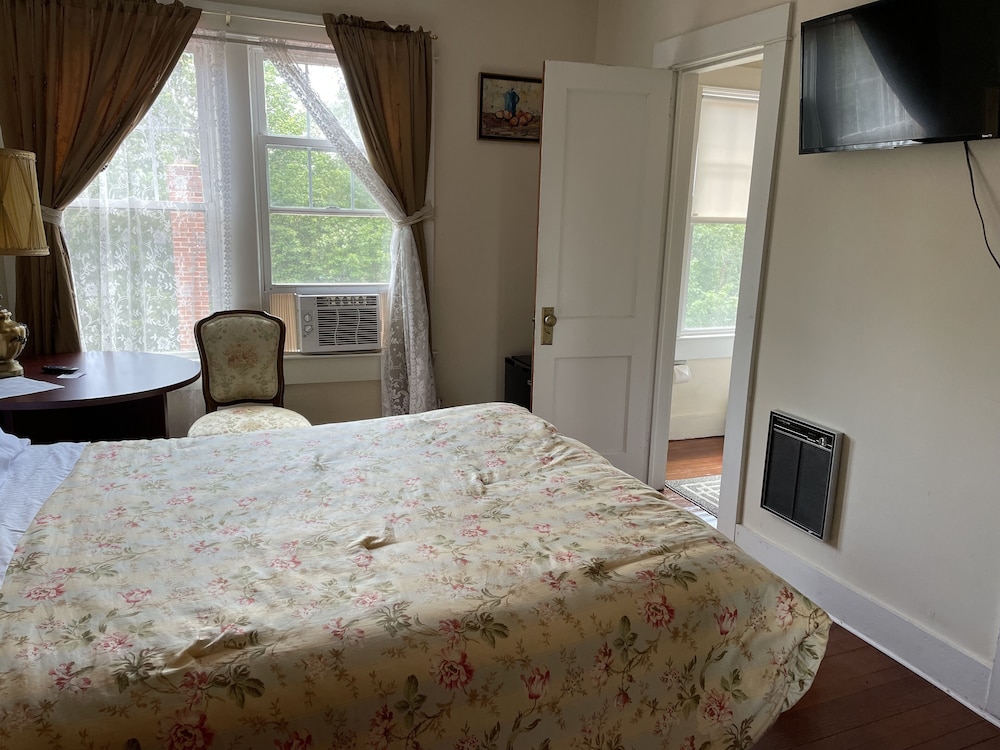 Basic Double Room, 1 Queen Bed photo 2