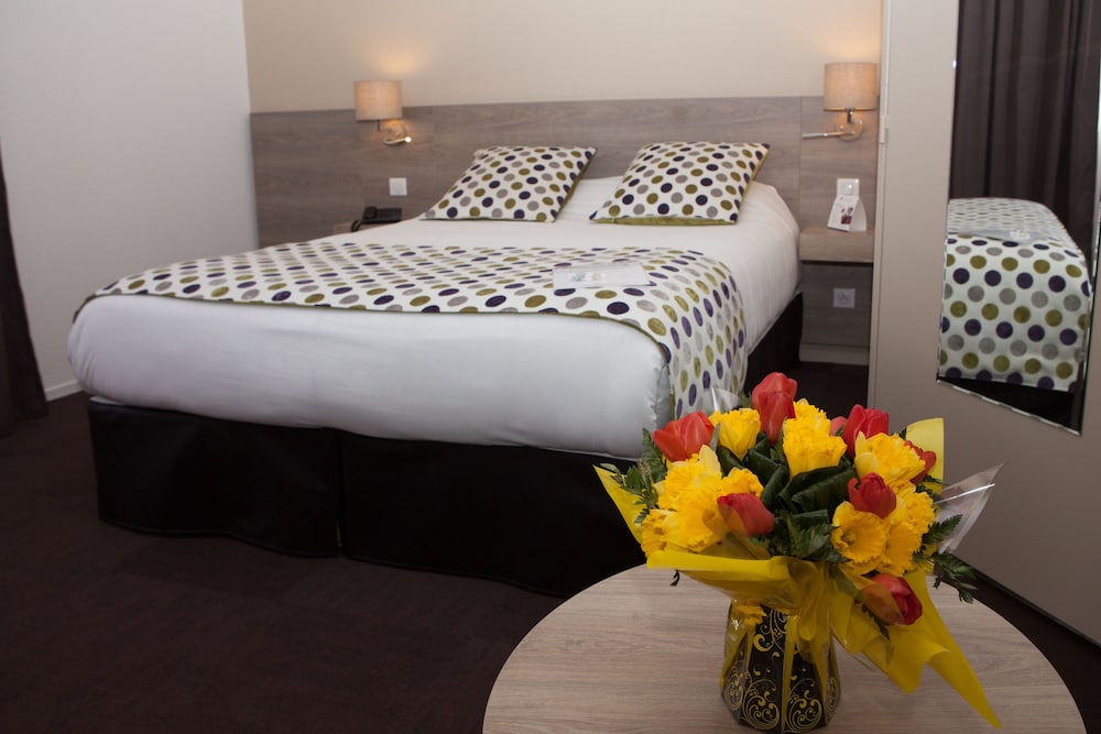 Comfort Room, 1 Queen Bed, Non Smoking, Bathtub (with Single Sofabed) - Photo 4